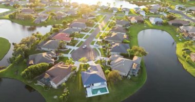 Florida banliyö bölgesinde aile evleri. Amerikan banliyölerinde gayrimenkul geliştirme.