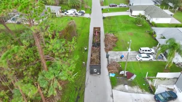 飓风过后的恢复垃圾车从佛罗里达州的乡村街道上捡到树枝碎片 处理自然灾害的后果 — 图库视频影像