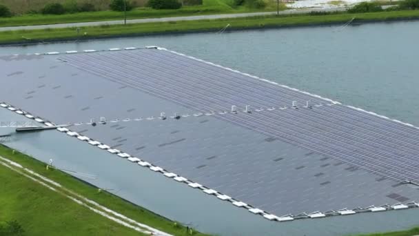 工业用池塘 配有浮动光伏太阳能电池板 用于生产清洁的电能 无空气污染水面可再生能源的概念 — 图库视频影像