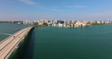 John Ringling Geçidi şehir merkezinden Sarasota, Florida 'daki St. Armands Key' e gidiyor. Köprüdeki liman ofisi binaları ve araba trafiği.