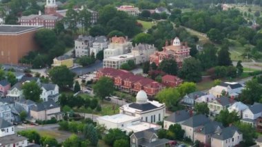Macon, Georgia panoramik şehir manzarası. Güney Amerika 'da eski tarihi evler mimarisi.
