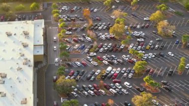 Birçok araba bir alışveriş merkezinin önündeki otoparka park edildi..