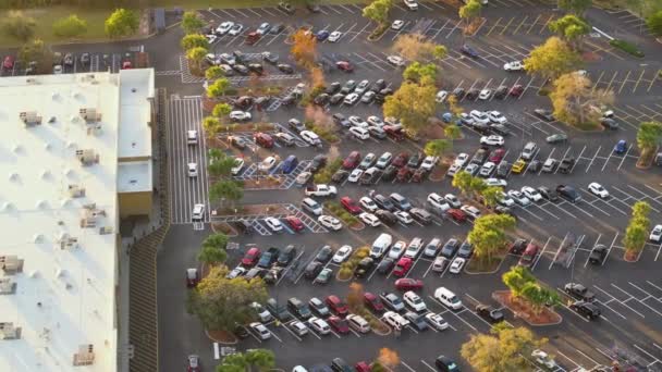 Veel Auto Geparkeerd Parkeerplaats Voorkant Van Een Supermarkt — Stockvideo