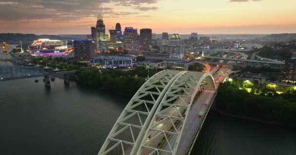 Нічний Міський Пейзаж Центрі Міста Цинциннаті Огайо Сша Skyline Водінням — стокове відео