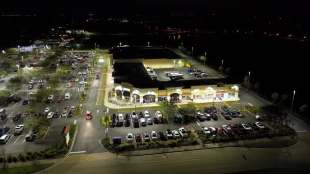 Parkeerplaats Nachts Met Veel Geparkeerde Auto Donkere Parkeerplaats Bij Supercentrum — Stockvideo