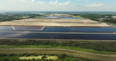 Riverview phosphogypsum yığını, Tampa, Florida yakınlarındaki büyük açık hava fosfogypsum atık deposu. Gübre üretimi endüstrisinde fosfatların işletilmesi ve işlenmesinin yan ürünü.