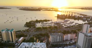 Günbatımında lüks yatları ve Florida şehir mimarisi olan Sarasota Körfezi marinası. Şehir merkezindeki yüksek binalar. Florida 'da gayrimenkul geliştirme. ABD seyahat hedefi