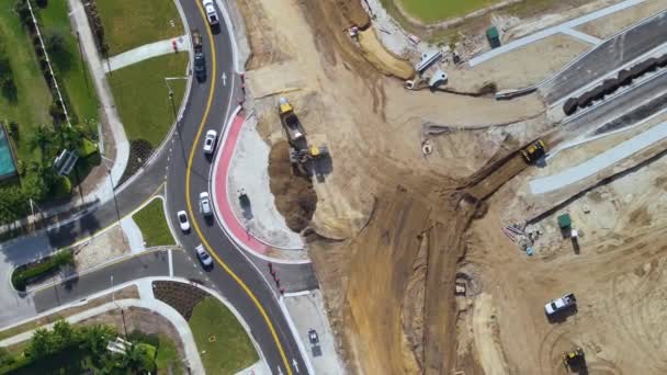 アメリカン ハイウェイの円形交差点にある道路工事現場 都市循環輸送クロスロードの開発 — ストック動画
