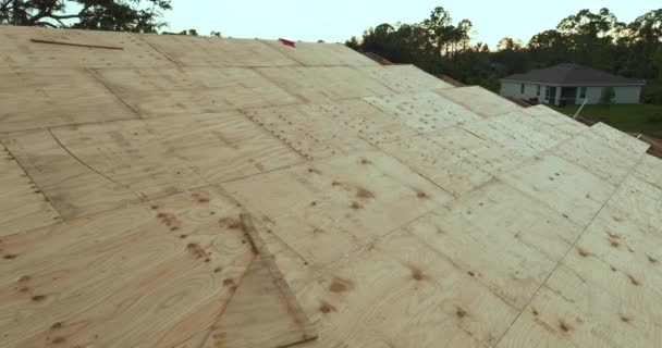 在新的房屋建筑工地用胶合板建造屋顶 佛罗里达州农村地区住宅大楼尚未完工的屋顶 住房发展概念 — 图库视频影像