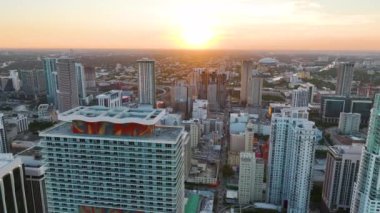 Modern Amerikan megapolis 'inde yüksek gökdelen binaları olan bir siluet. Florida, ABD 'de Miami Brickell şehir merkezinin akşam manzarası.