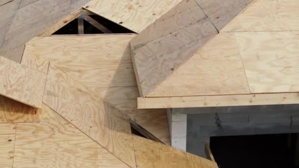 フロリダの静かな田舎地域で建設中の木製屋根フレームを備えた郊外の民家 — ストック動画