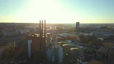 İsveç Linkoping 'de geri dönüşümlü kaynaklarla çalışan sürdürülebilir elektrik ve ısı santrali. Yeniden kullanılan atıklardan elektrik üretimi.