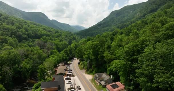 Reiseziel Den Appalachen Chimney Rock Dorf Zwischen Grünen Bewaldeten Berghügeln — Stockvideo