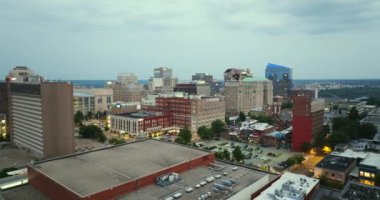ABD 'nin Virginia eyaletindeki Richmond şehrinin şehir merkezi manzarası. Modern Amerikan megapolis 'inde yüksek gökdelen binaları olan gökyüzü çizgisi.