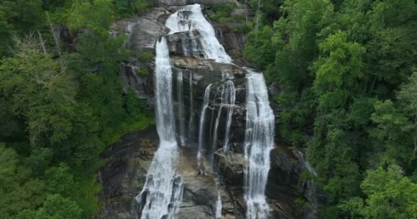 ナンタラ国立森 ノースカロライナ州のホワイトウォーターフォールズ 緑豊かな森の間に岩盤から落ちる透明な水 — ストック動画