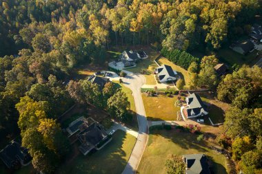 Güney Carolina yerleşim bölgesindeki klasik Amerikan evlerinin havadan görünüşü. ABD 'nin banliyölerinde emlak gelişimine örnek olarak yeni aile evleri.