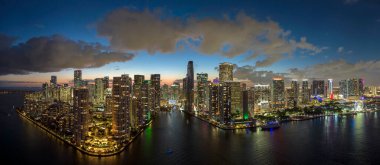 Florida, ABD 'de Miami Brickell şehir merkezinin hava görüntüsü. Modern Amerika 'nın orta kesimindeki parlak gökdelen binaları.