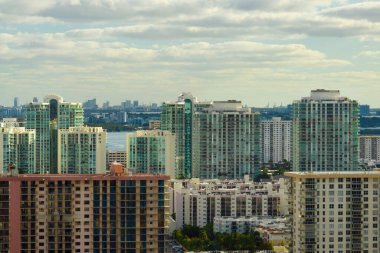 Atlantik Okyanusu kıyısındaki lüks otelleri ve apartmanları olan Sunny Isles Beach şehrinin hava manzarası. Güney Florida 'daki Amerikan turizm altyapısı.