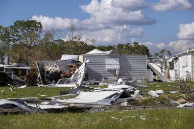 Güney Florida 'daki doğal afet sonrası. Kasırga sonrası ağır hasar gören mobil evler yerleşim alanlarına yayıldı.