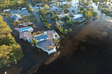 Doğal afet sonrası. Florida yerleşim bölgesinde kasırga yağışı ile sel basmış evler.