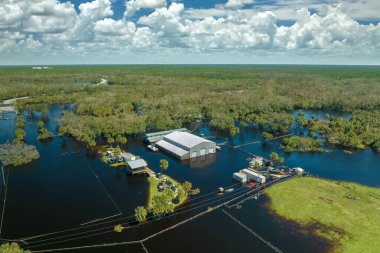 Doğal afet sonrası. Etrafı Ian kasırgası ile çevrili sel suları Florida kırsal kesimindeki endüstriyel depo binası..