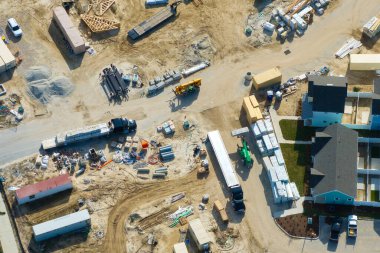 Hazırlanmış zeminde inşaatın başlaması. Amerikan kırsal bölgesinde dağınık ekipmanlı büyük bir inşaat alanı. ABD banliyölerinde konut geliştirme. ABD 'de emlak piyasası.