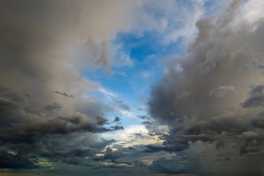 Akşam gökyüzünde fırtınadan önce Cumulonimbus bulutları oluşuyor. Gün batımında değişen fırtınalı bulutlu hava.