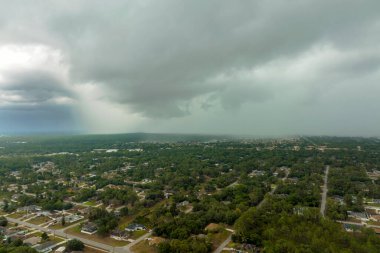 Kasvetli gökyüzünde kara fırtınalı bulutlar şekilleniyor. Şehir merkezine sağanak yağış gelmeden önce..