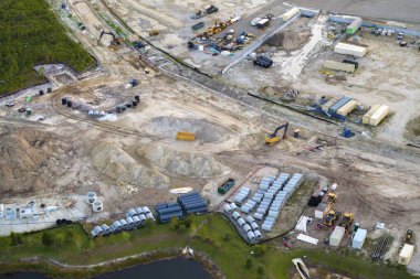 ABD banliyölerinde konut geliştirme. Hazırlanmış zeminde inşaatın başlaması. Amerikan kırsal bölgesinde dağınık ekipmanlı büyük bir inşaat alanı. ABD 'de emlak piyasası.