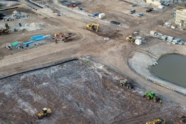 ABD banliyölerinde konut geliştirme. Hazırlanmış zeminde inşaatın başlaması. Amerikan kırsal bölgesinde dağınık ekipmanlı büyük bir inşaat alanı. ABD 'de emlak piyasası.