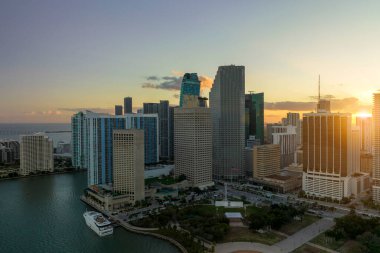 Florida, ABD 'de Miami Brickell şehir merkezinin akşam manzarası. Modern Amerikan megapolis 'inde karanlık yüksek gökdelen binaları olan gökyüzü..