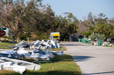 Florida gezici ev bölgesindeki kasırga evlerinin yol kenarındaki enkaz yığınları ağır hasar gördü. Doğal afetin sonuçları..