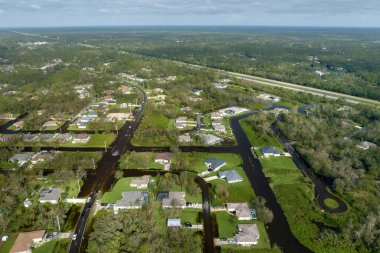 Florida yerleşim bölgesinde sağanak yağıştan sonra yerleşim yerlerini çevreleyen yüksek su baskınları. Doğal afetin sonuçları..