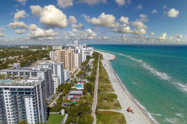 Yüksek lüks otelleri, apartmanları ve kumsallı sahili olan Miami Beach City..