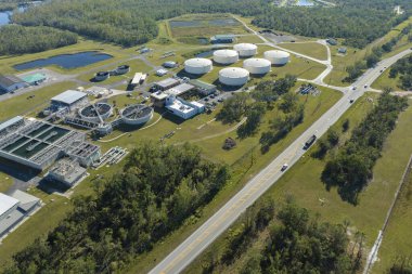 Kentsel atık su arıtma tesisinde modern su temizleme tesisi. İstenmeyen kimyasalların, askıya alınmış katı maddelerin ve gazların kirlenmiş sıvılardan çıkarılması süreci.