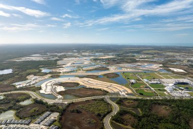 Florida banliyölerindeki hazır topraklarda konut inşaatına hazır yeni bir banliyö bölgesi. ABD 'de emlak piyasası.