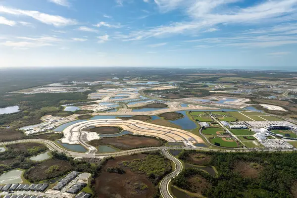 Florida banliyölerindeki hazır topraklarda konut inşaatına hazır yeni bir banliyö bölgesi. ABD 'de emlak piyasası.