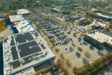 Bir marketin önündeki otoparkta park edilmiş birçok arabanın hava görüntüsü..