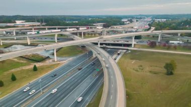 Hızlı araba ve kamyonlarla Amerikan otoyolu kavşağı. ABD ulaşım altyapısının üstünden görüntüle.