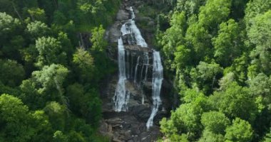 Yüksek şelalenin güzel manzarası, kayalık kayalardan yeşil gür ormanların arasına düşen berrak su. Nantahala Ulusal Ormanı 'ndaki Whitewater Şelalesi, Kuzey Carolina, ABD.