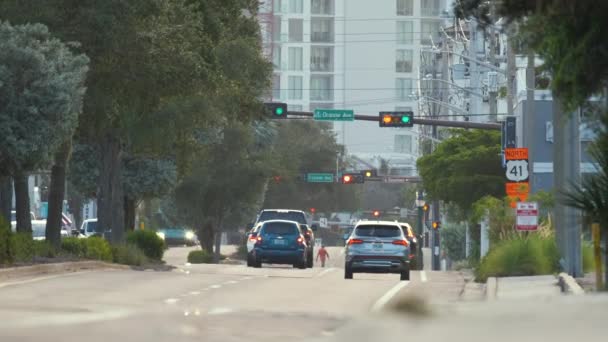 Автомобили Едут Перекрестке Американской Улице Светофорами Тампе Флорида Транспорт Сша — стоковое видео