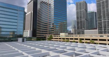 Florida, ABD 'de Miami Brickell şehir merkezindeki beton ve cam gökdelen binaları. Güneşli bir günde iş dünyasının finans bölgesiyle Amerikan megapolis 'i