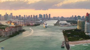Güney Sahili yakınlarındaki Miami limanı ana kanalından ayrılan bir yolcu gemisi. Sahildeki lüks oteller ve apartmanlar ve şehir merkezindeki yüksek gökdelenler..
