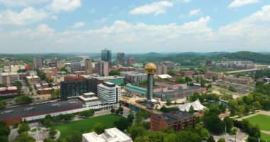 Knoxville 'in şehir merkezi, Tennessee, ABD' de yüksek ofis binaları ve Worlds Fair Park 'taki Sunsphere ile. Amerika 'ya seyahat