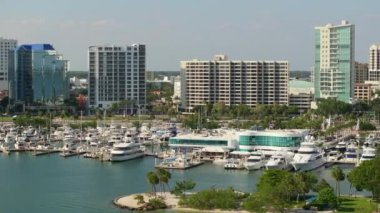 Sarasota şehir merkezi, Florida, ABD. Sarasota Körfezi marinasında lüks yatları var. Modern Amerikan megapolis 'inde yüksek gökdelen binaları olan gökyüzü çizgisi.