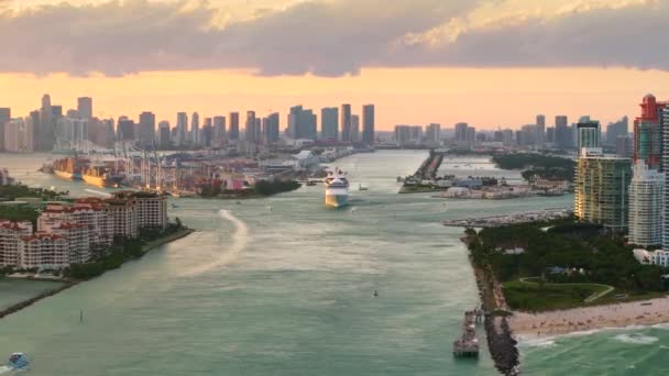 离开迈阿密港口的游轮在南岸附近的主要航道 市区海滨的豪华酒店和公寓楼及远处的摩天大楼 — 图库视频影像