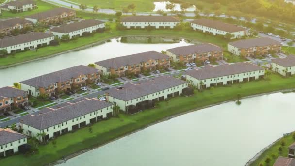 佛罗里达州南部封闭的生活俱乐部中 在保留池边密集建造的公寓住房 美国梦中的住宅是美国郊区房地产开发的典范 — 图库视频影像