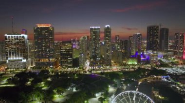 Miami Brickell 'in şehir merkezi bölgesi, Florida, ABD. Modern Amerikan megapolis 'indeki yüksek ticari ve meskun gökdelen binaları.