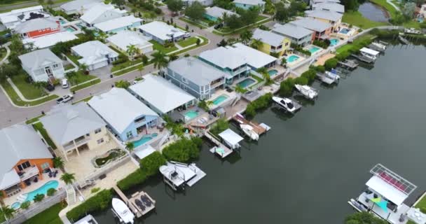 フロリダ州南西部にある島の小さな町の高価な住宅 アメリカの郊外における不動産開発の例としてのアメリカの夢の家 — ストック動画