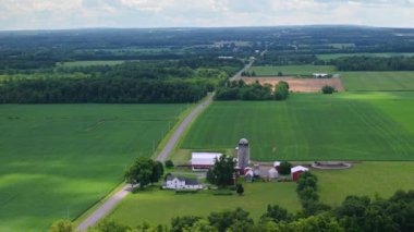 Ohio kırsalında çiftlik ahırı ve silolar, ABD. Amerikan tarım arazisi.